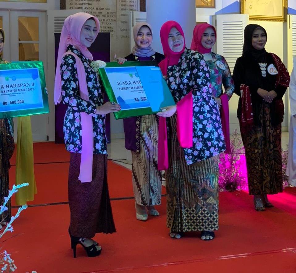 Peringati Hari Ibu, Peringgitan Bupati Pasuruan Disulap Jadi Area Fashion Parade 2022